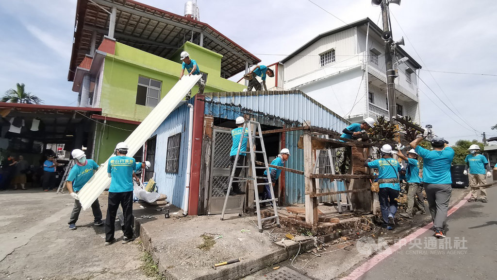 屏東縣三地門鄉鍾姓村民一家3代8口人擠在15坪大鐵皮屋內生活,甚至只有1張單人床,經轉介,衡山行善團4日前往協助修繕住家環境並致贈家具,讓鍾家人擁有舒適住居。(衡山行善團提供)中央社記者郭芷瑄傳真 109年7月4日