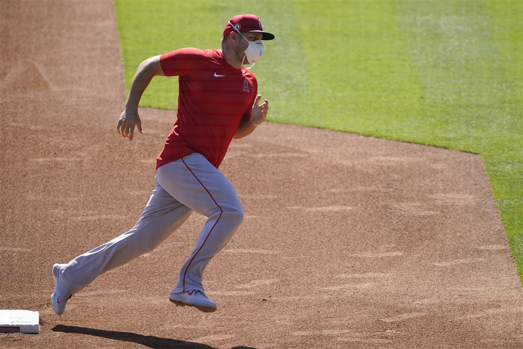 美國職棒大聯盟各隊3日恢復訓練,洛杉磯天使隊球星楚勞特(Mike Trout)在球場訓練。(美聯社)