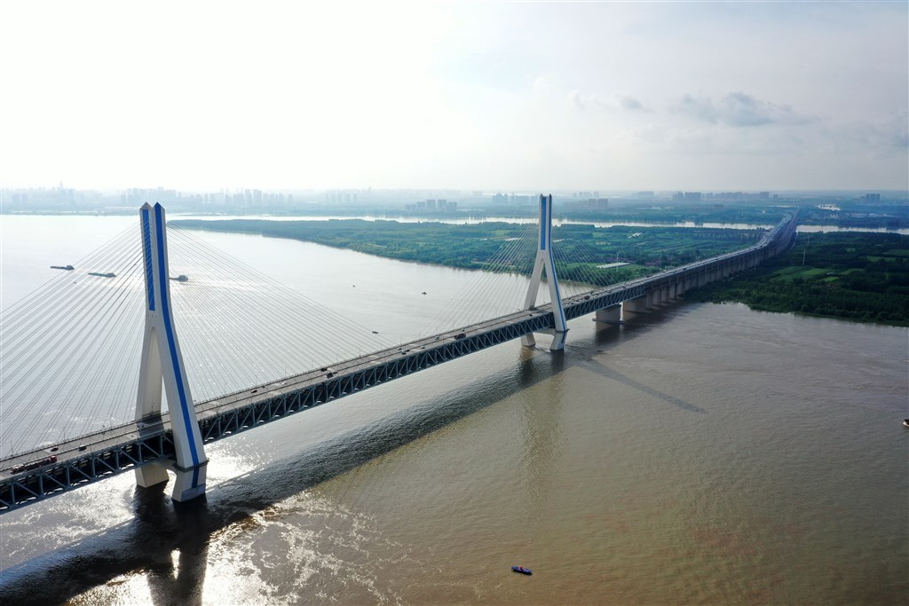 受強降雨影響,長江中下游幹流及兩湖出口控制站目前水位較歷史同期偏高約0.8至2.3公尺。圖為武漢天興洲長江大橋。(中新社提供)