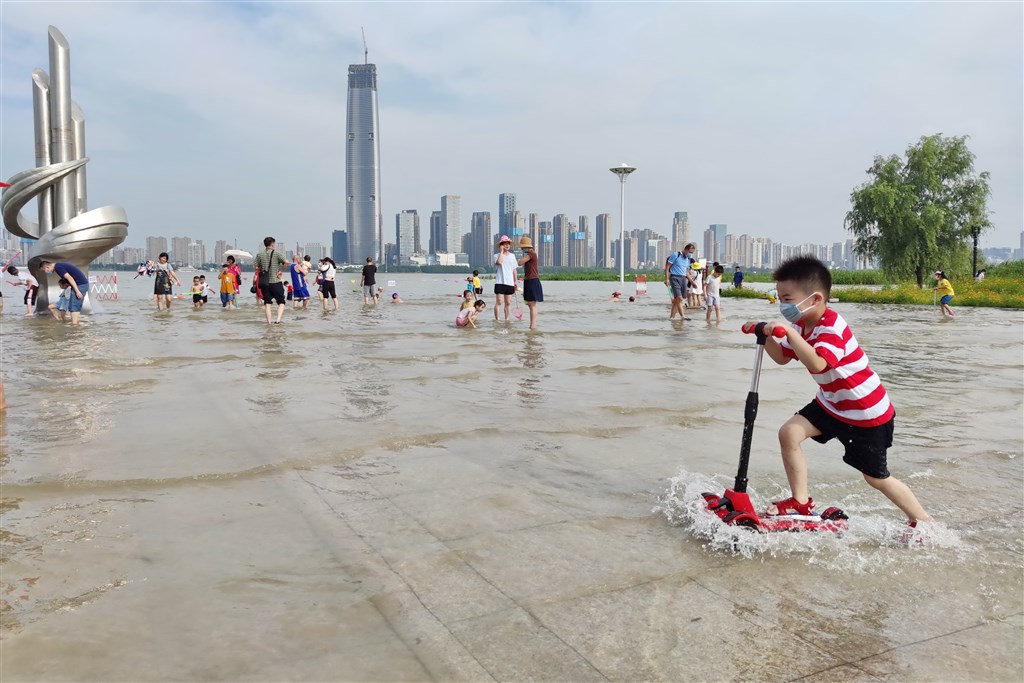 中國央視新聞4日下午報導,長江中下游幹流主要控制站水位持續上漲,即將超過警戒水位。圖為3日武漢一處親水平台已被長江水淹過。(中新社提供)