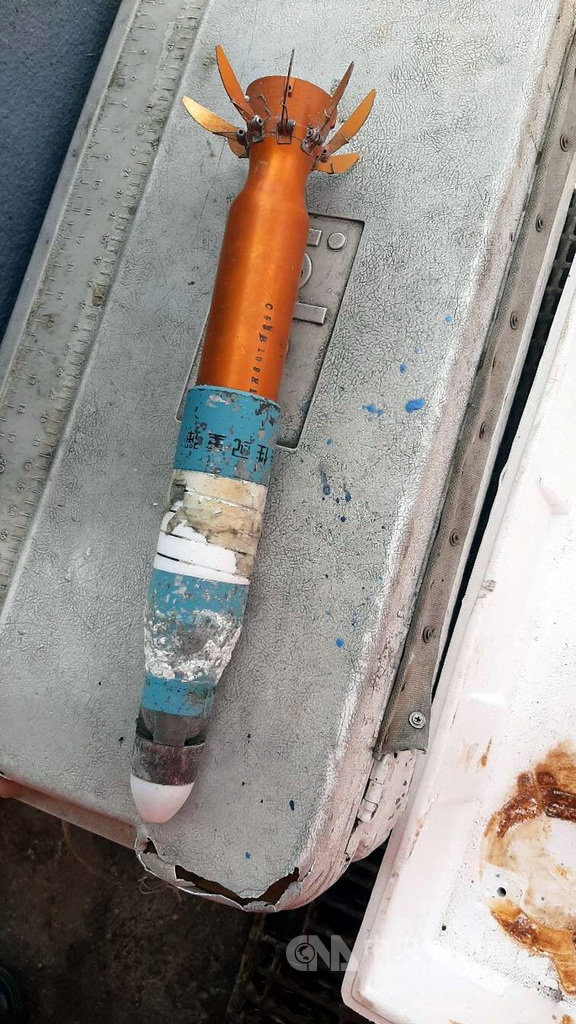 台東一艘漁船4日下午在知本溪外海捕魚,意外撈起一枚未爆彈,漁民趕緊將砲彈帶回富岡港交由軍方處理。(海巡提供)中央社記者盧太城台東傳真 109年7月4日