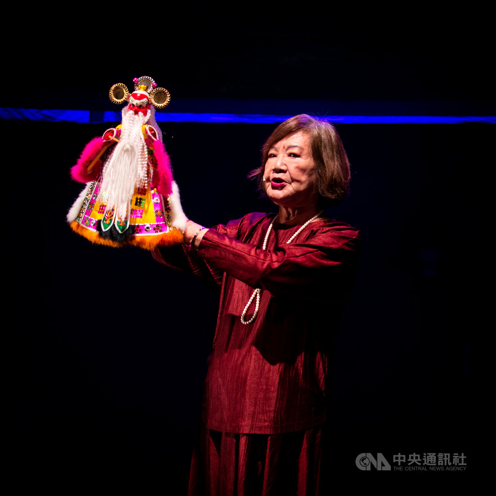 87歲的台灣布袋戲國寶江賜美表示,「怪俠紅黑巾-陰陽鬼之戀」這部戲在她25歲首演,一演出就大受好評,她也靠這部戲養大6個孩子;她5日晚間將與兒子、孫子,祖孫三代共同在公視台語台重現。(公視台語台提供)中央社記者葉冠吟傳真 109年7月5日