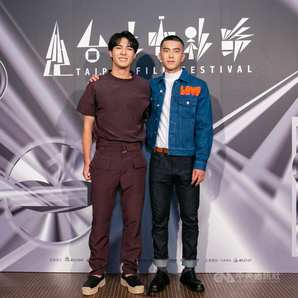 同志純愛電影「刻在你心底的名字」5日晚間在台北電影節首映,新生代演員曾敬驊(右)、陳昊森(左)在片中飾演主角,為揣摩同志情感,兩人被安排到同志酒吧取經,也藉此產生革命情感。(台北電影節提供)中央社記者葉冠吟傳真 109年7月5日