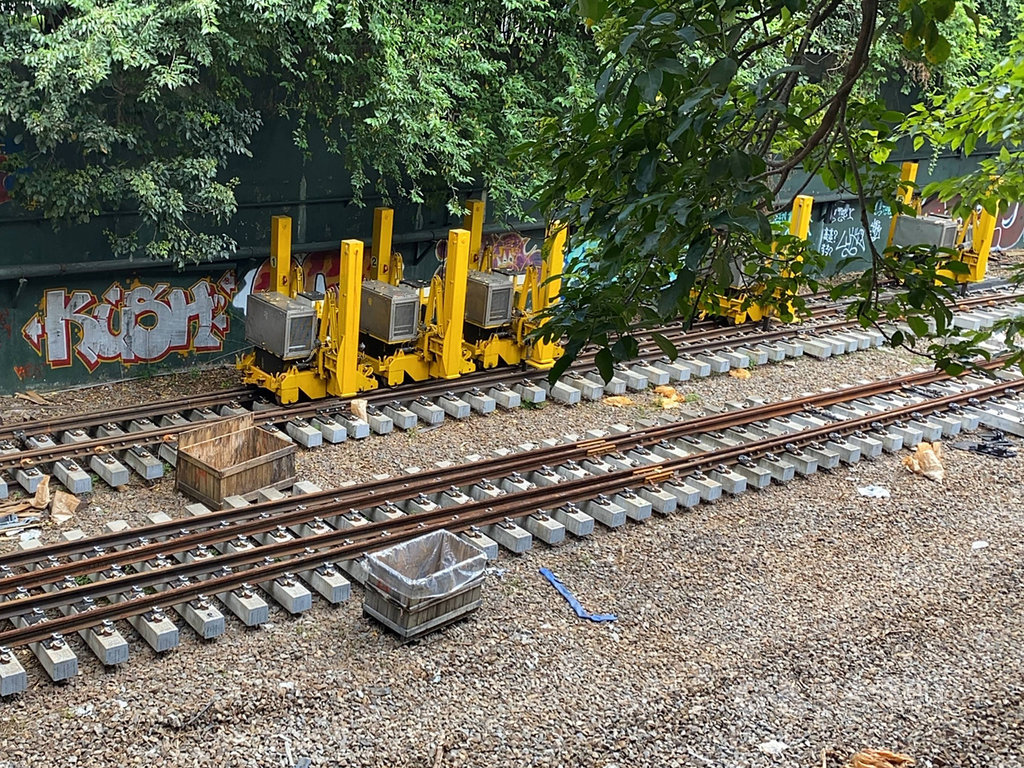 台鐵為提升軌道安全及旅客乘車穩定舒適度,正執行「鐵路行車安全改善六年計畫」,台鐵5日表示,台北、板橋及萬華等3站,22日起至民國110年1月22日,將更換道岔,共有14列次列車將延誤5至15分鐘。(台鐵提供)中央社記者汪淑芬傳真 109年7月5日
