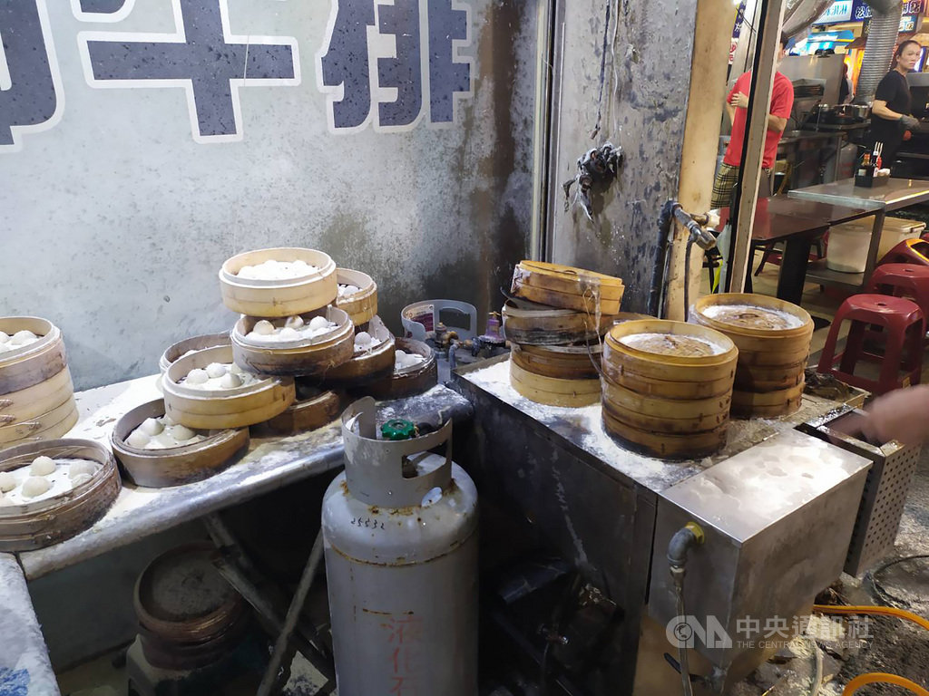 羅東夜市一家小籠包店4日晚間突然起火燃燒,老闆受到輕微燒燙傷自行就醫,宜蘭縣消防局初步研判業者使用瓦斯不慎引起小籠包蒸籠起火燃燒,但確切起火原因仍待進一步勘查後才能確認。(讀者提供)中央社記者王朝鈺傳真 109年7月5日