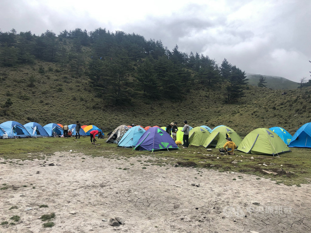 嘉明湖妹池位於嘉明湖西南方的一處草原鞍部,海拔約3130公尺,在疫情趨緩後,民眾樂於走向戶外,嘉明湖妹池也湧入登山客,十分熱鬧。(空中勤務總隊提供)中央社記者李先鳳傳真 109年7月5日