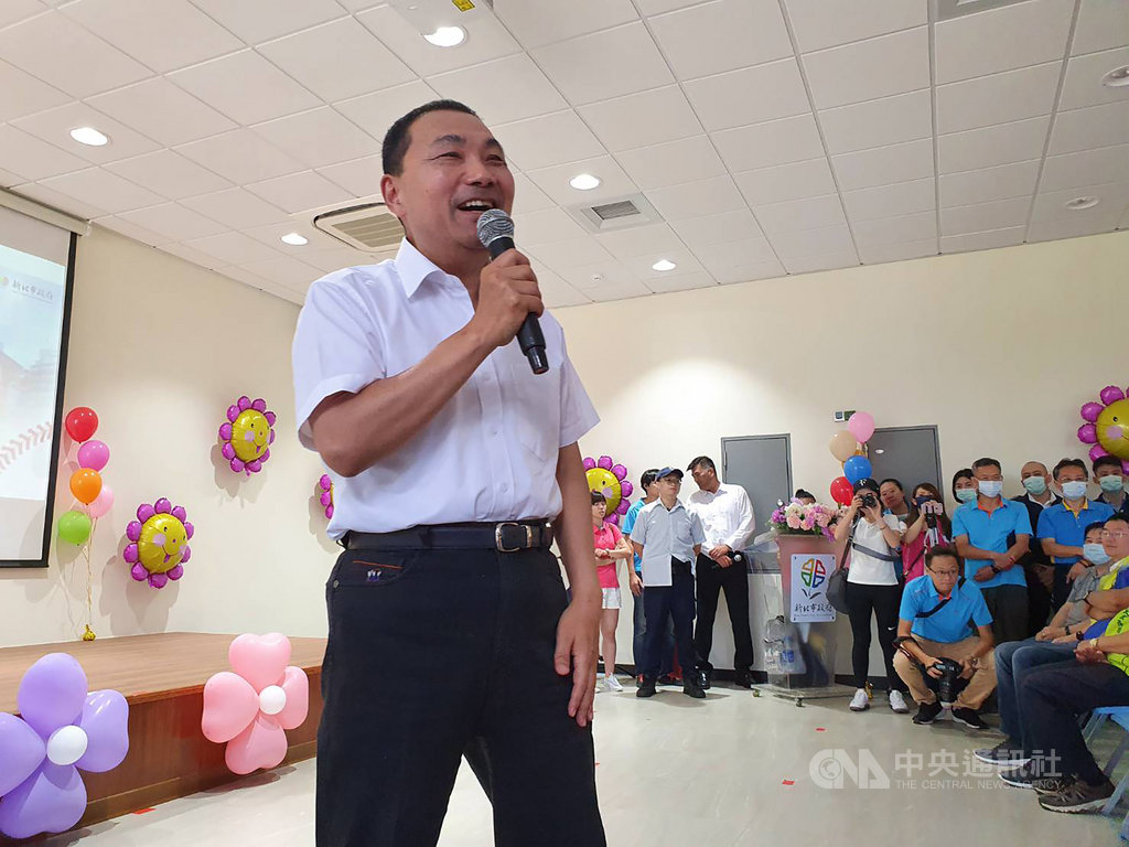 新北市長侯友宜(左)5日出席二重公園暨地下停車場啟用典禮時受訪表示,能理解環狀線運量不佳有受疫情影響,謝謝台北捷運公司付出很多心血,但「自己的捷運自己要承擔」,環狀線在新北市的轄區裡面,新北市就要好好地經營。中央社記者葉臻攝 109年7月5日