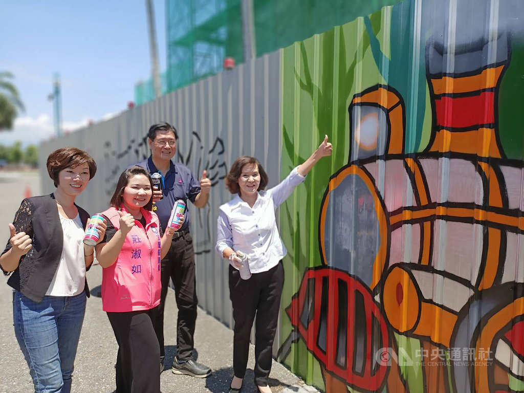 宜蘭縣政府將中興文創園區內施工圍籬設為全縣第一處合法塗鴉空間,縣長林姿妙(右)表示,希望讓宜蘭青年能盡情發揮創意。(宜蘭縣政府提供)中央社記者王朝鈺傳真 109年7月5日