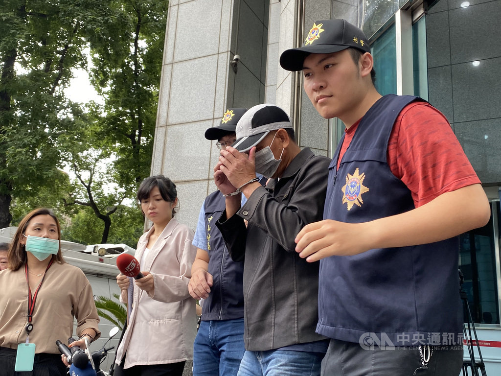 居無定所的54歲尤姓男子(右2)日前破壞台北市中山區一間當鋪櫥窗,得手價值約新台幣90多萬元貴重物品,隨即轉手銷贓再購名車南下逃逸,警方循線於4日晚間在高雄逮捕正在釣魚的尤男。中央社記者黃麗芸攝 109年7月5日