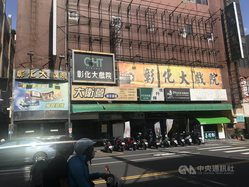 暫停營業的彰化大戲院將在7月15日恢復營業,業者指出,觀眾進戲院需戴口罩、量體溫,但因片源不足,只安排播放作家九把刀小說改編的新片「打噴嚏」。中央社記者吳哲豪彰化攝 109年7月5日