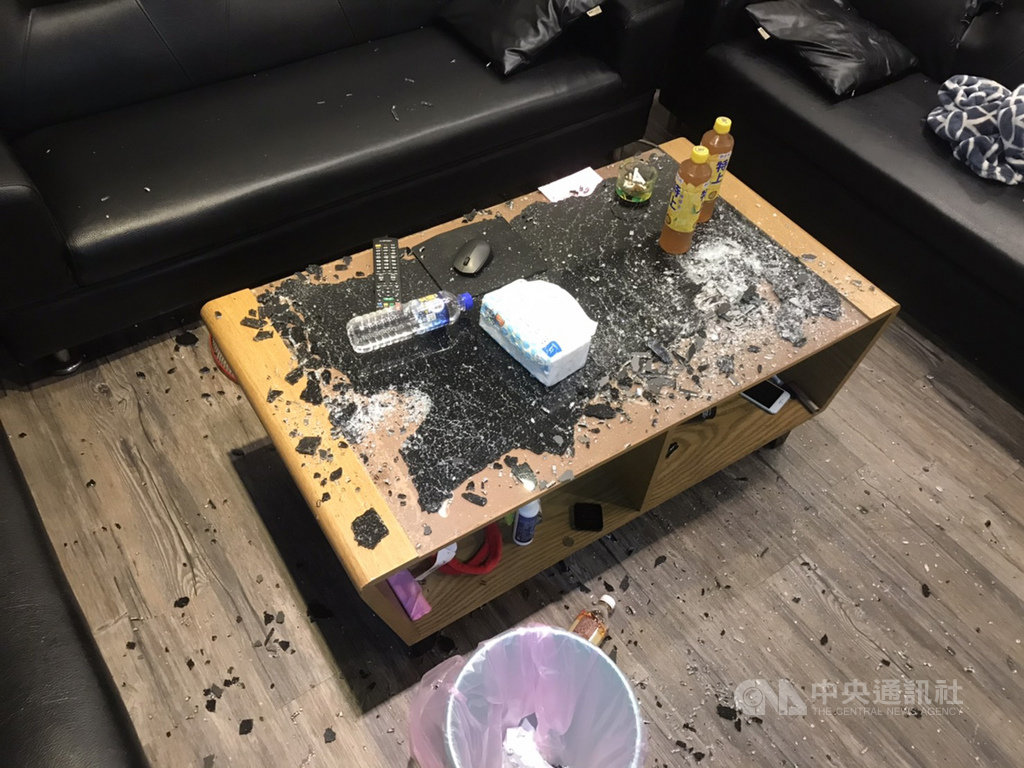 花蓮警方5日清晨獲報,花蓮市中華路平交道附近一處民宅屋內茶几玻璃等遭砸破,經查是駱姓男子因宿怨率眾砸店,隨後店主也率人尋仇,雙方開車追逐衝撞,還持刀槍傷人,造成1死1傷。警方拘提王姓等4名主嫌到案,並持續追緝其他共犯。(花蓮縣警察局提供)中央社記者李先鳳傳真 109年7月5日