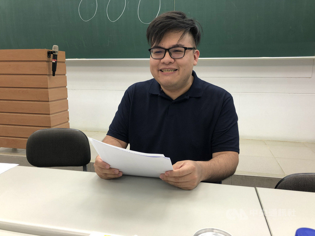 109年指考5日結束,升學輔導專家藍天予推估,各類組熱門校系的錄取門檻,約較去年下降5到15分;想爭取醫牙校系(自費)的考生,5科相加415分以上有機會。中央社記者陳至中台北攝 109年7月5日