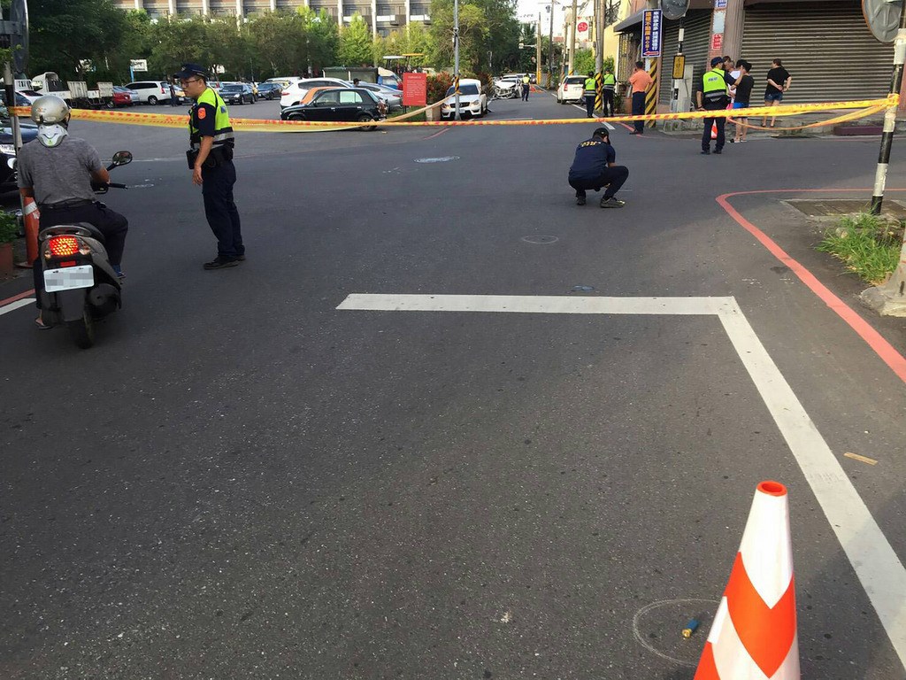 花蓮縣吉安鄉5日清晨發生一起槍擊案,2派人馬談判疑爆發衝突,開車衝撞,附近居民還聽到2聲槍響,趕緊報案。一名男子背部刀傷,經救護車送醫急救,傷重不治;另一人則受槍傷送醫,警方偵辦中。(花蓮縣警察局提供)中央社記者李先鳳傳真 109年7月5日