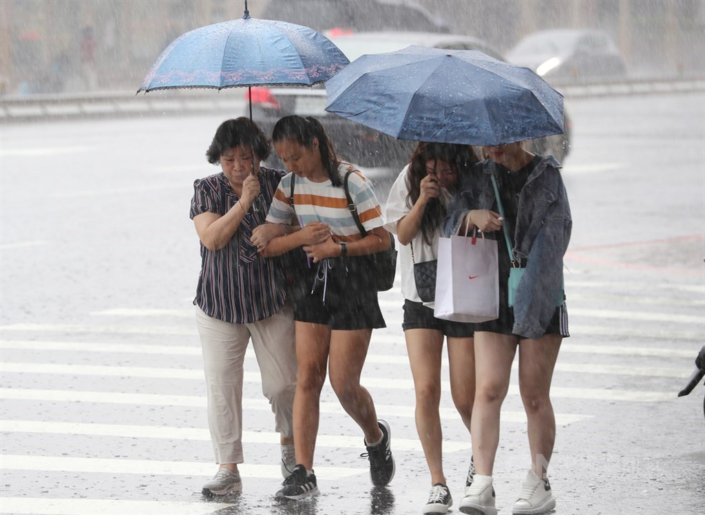 中央氣象局7日中午針對新北市、桃園市、新竹縣、苗栗縣、台中市等9縣市發出大雨特報，提醒民眾注意瞬間大雨。（中央社檔案照片）