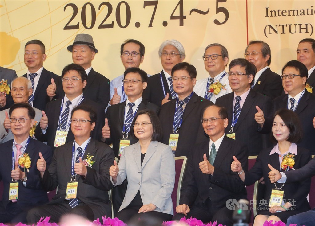 第12屆台北國際中醫藥學術論壇大會開幕式5日在台大國際會議中心舉行,總統蔡英文(前中)、立法院長游錫堃(前右2)出席與會,感謝中醫師對防疫的貢獻。中央社記者裴禛攝 109年7月5日