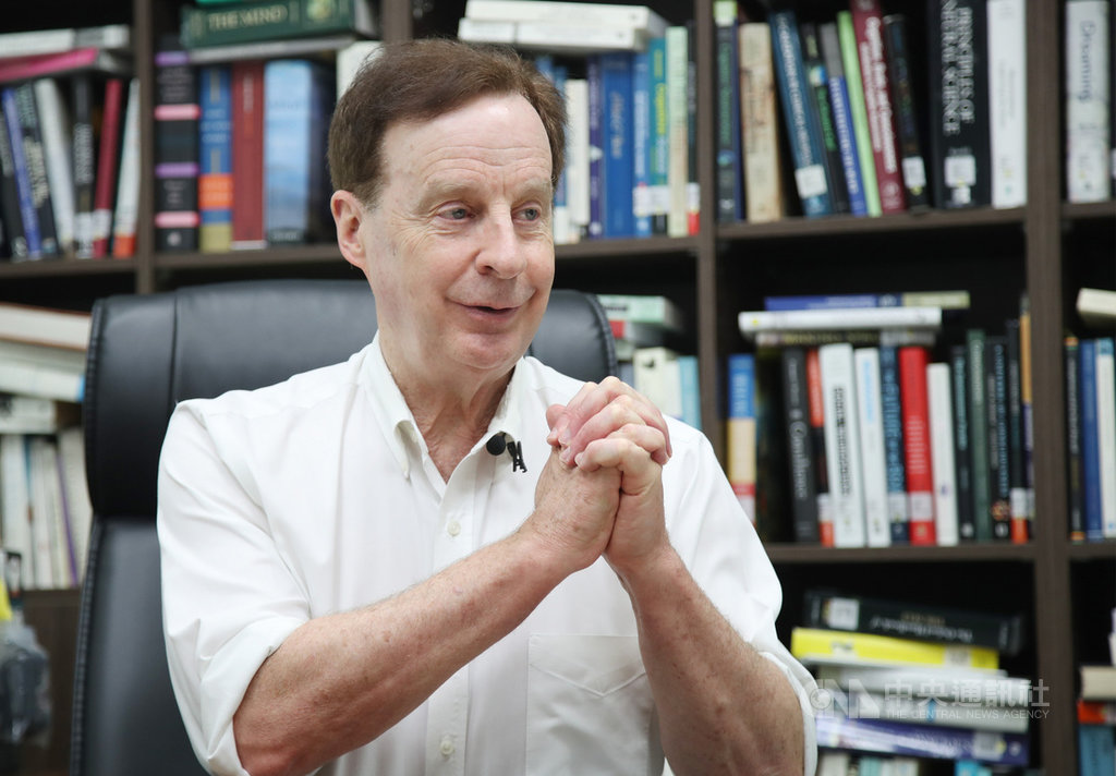 美國籍的台北醫學大學教授藍亭(Timothy Lane)表示,待在台灣這麼多年,讓他有機會觀察到一個國家如何靠著自身力量,變成一個民主、言論自由、重人權的國家,對於今年能夠歸化台灣,取得台灣的身分證,他也抱著感恩的心情。中央社記者張新偉攝 109年7月5日