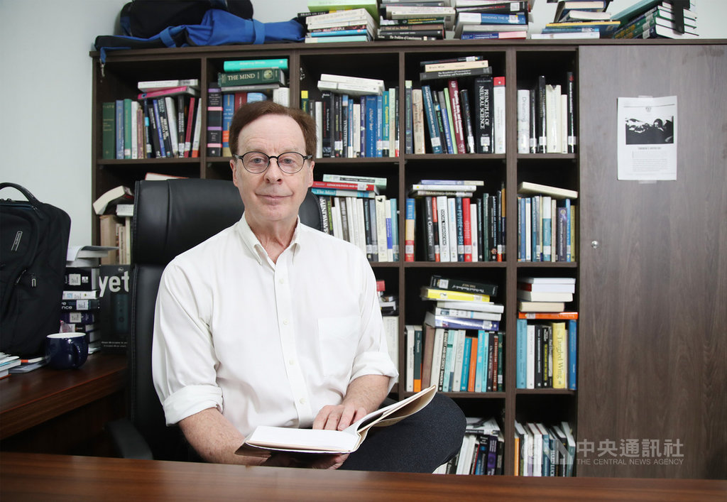 美國籍的台北醫學大學教授藍亭(Timothy Lane),因博士論文以腦神經科學角度探討神明附身現象而與台灣結緣,今年將歸化的他,希望將神經科學打造成台灣引以為傲的特色,並在學校支持下,成立大腦與意識研究中心。中央社記者張新偉攝 109年7月5日
