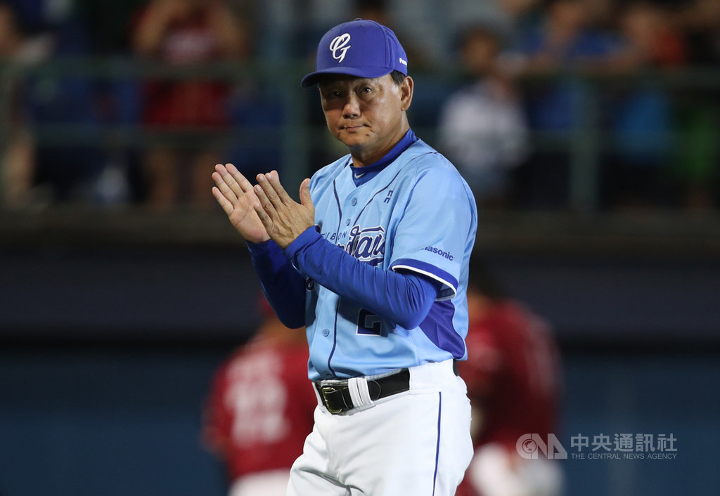 中華職棒5日在新莊棒球場的賽事,富邦悍將李宗賢擔任開路先鋒敲出3支安打,最終悍將以9比4勝樂天桃猿,教頭洪一中(圖)稱讚李宗賢的跑壘態度。中央社記者張新偉攝 109年7月5日