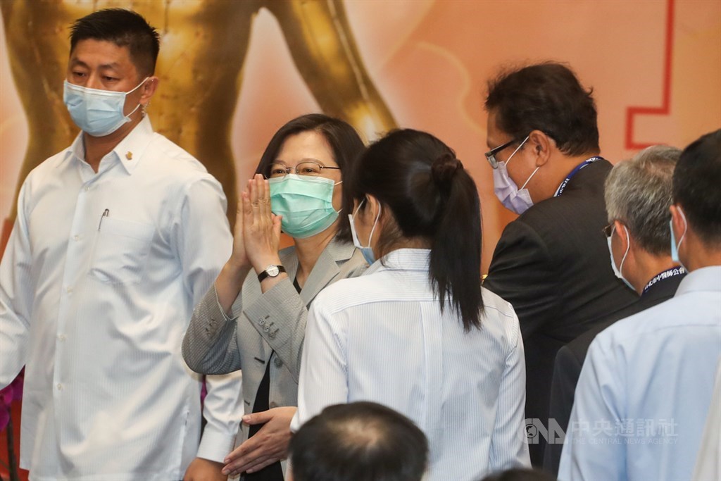 總統蔡英文(左2)5日至台大國際會議中心出席第12屆台北國際中醫藥學術論壇大會開幕式,為遵守防疫新生活運動,蔡總統入場時戴著口罩、雙手合十向與會來賓致意。中央社記者裴禛攝 109年7月5日