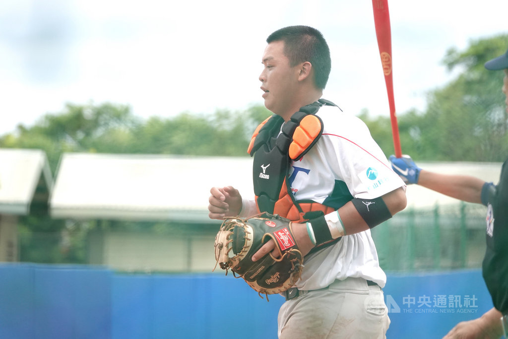 亞洲青棒錦標賽中華培訓隊李展毅,在國內大型盃賽幾乎都拿過全壘打獎,此次以捕手身分入選培訓隊,盼拚正選名單。圖為4日對抗賽李展毅蹲捕畫面。中央社記者謝靜雯攝 109年7月5日