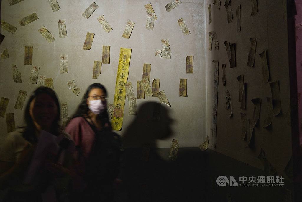 「返校 Detention‧實境體驗展」正式對外開放前夕,5日在松山文創園區搶先曝光給媒體拍攝,展區忠實呈現遊戲及電影中的場景,營造民國60年代壓抑不安的氛圍。中央社記者徐肇昌攝 109年7月5日
