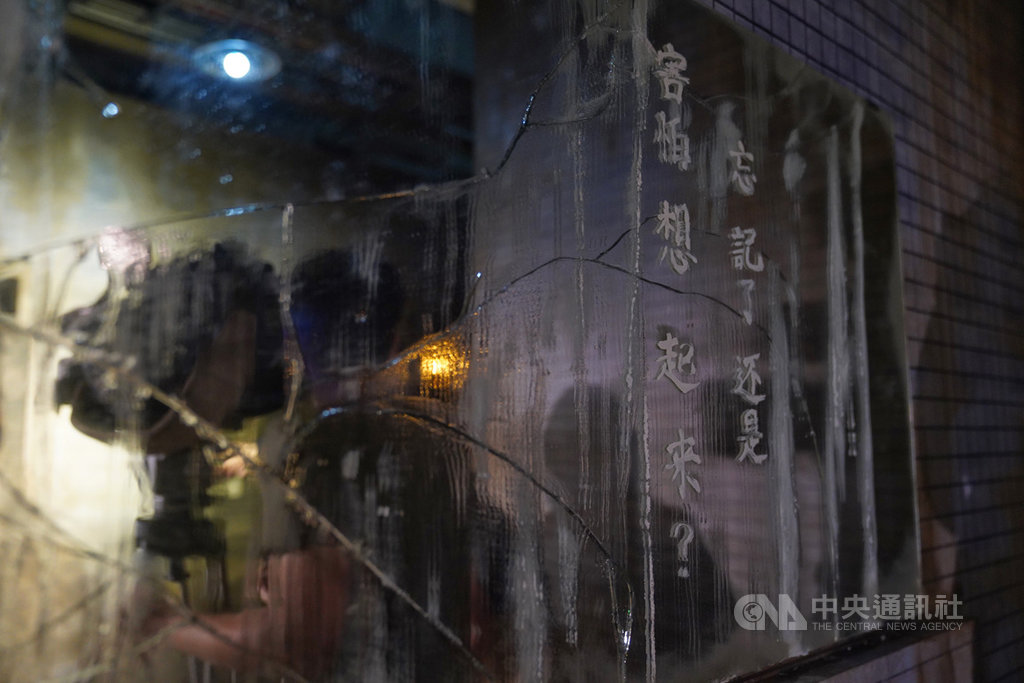 「返校 Detention‧實境體驗展」6日將在松山文創園區正式對外開放,5日搶先曝光給媒體拍攝,展區忠實呈現遊戲及電影中的懸疑場景,要讓參觀者不寒而慄。中央社記者徐肇昌攝 109年7月5日