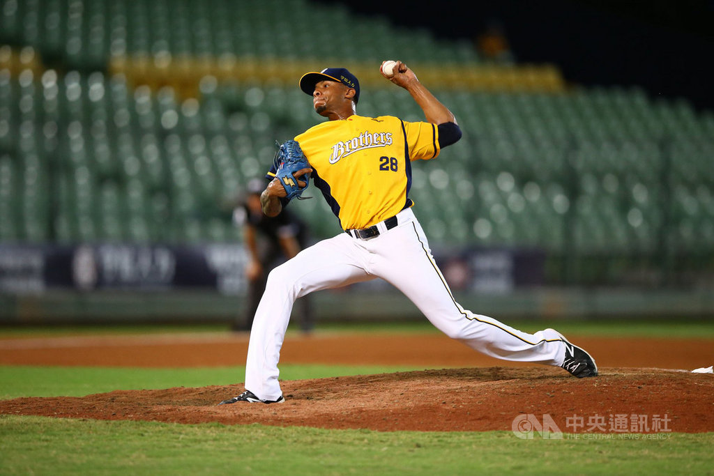 中職中信兄弟先發投手米蘭達(圖)5日主投6局飆9次三振,幫助球隊以11比2擊退統一獅,奪4連勝,目前上半季兄弟已領先樂天桃猿4場勝差,最快10日封王。(中信兄弟提供)中央社記者楊啟芳傳真 109年7月5日