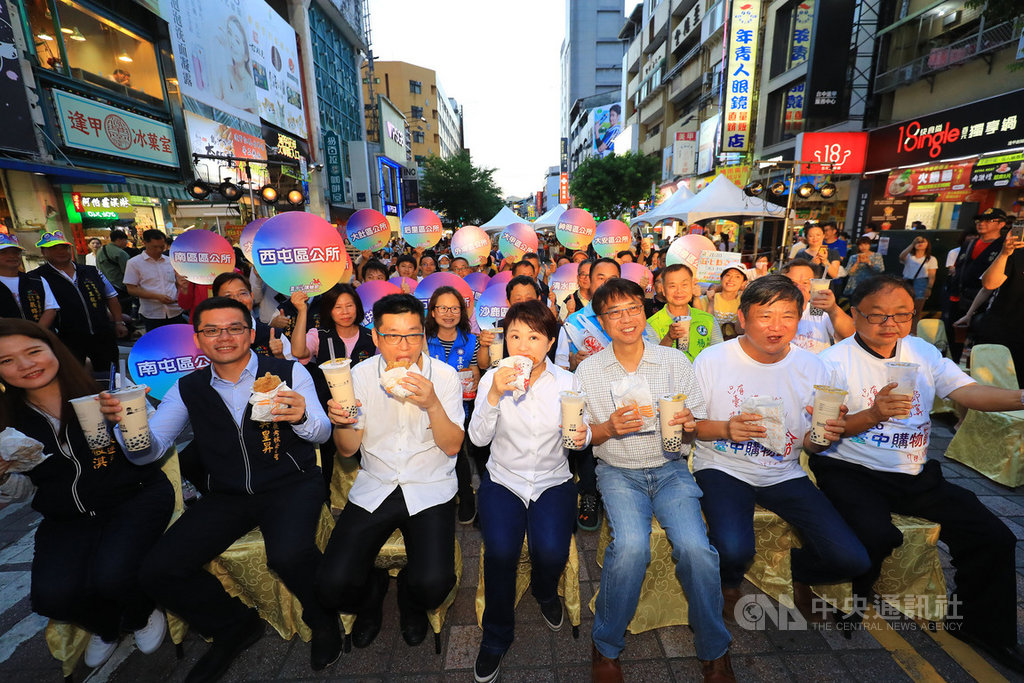 台中購物節7月開跑,台中市政府5日晚間在逢甲夜市發放雞排及珍奶,市長盧秀燕(前中)到場與大家一起品嚐人氣美食。中央社記者郝雪卿攝 109年7月5日