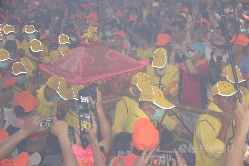 苗栗縣通霄鎮白沙屯拱天宮媽祖徒步往北港朝天宮進香,5日凌晨2時15分起駕出發,數萬名信眾乘著夜色、緊跟著有「粉紅超跑」之稱的媽祖鑾轎前行。中央社記者管瑞平攝 109年7月5日