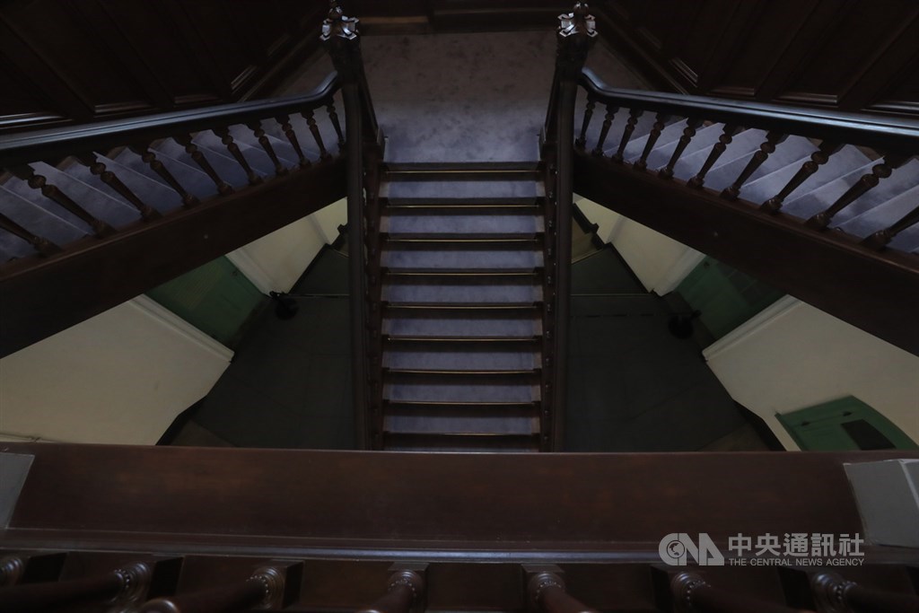 台博鐵道部園區內的鐵道部廳舍為磚木構造,走進修復後的鐵道部廳舍門廳,迎面可見一座木造宏觀樓梯,復古華麗氛圍彷彿讓人穿越時空,重返1920年代。中央社記者吳家昇攝 109年7月5日