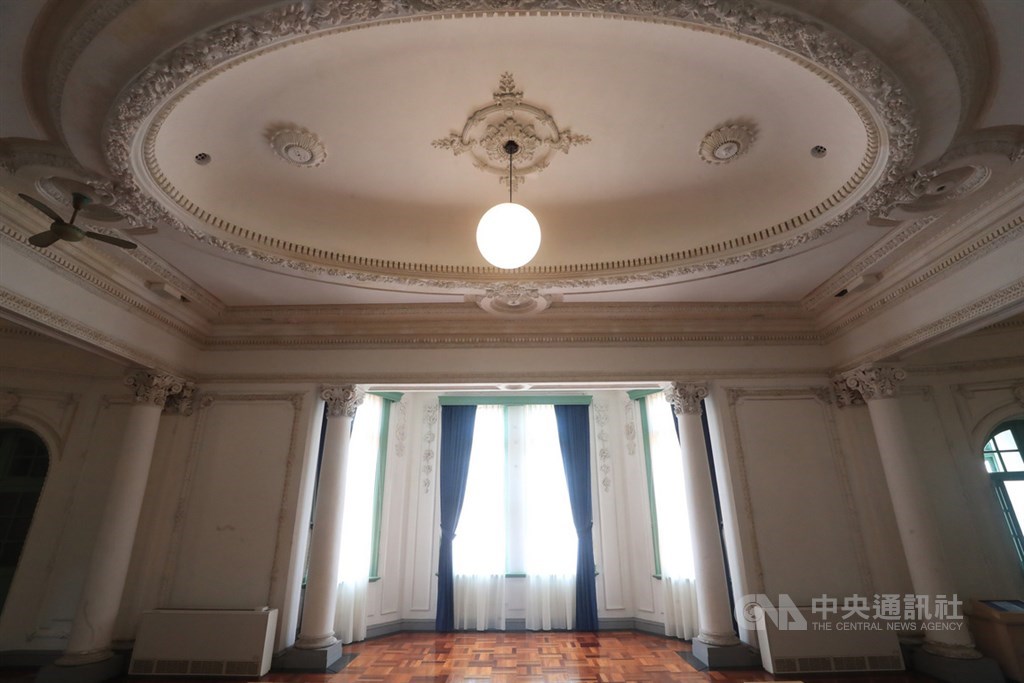 日治時期鐵道部廳舍建築採「半木」構造,意味著建物1樓用舊式紅磚、2樓以上採木造,類似英國安妮復興式的歷史式樣。台博館展示企劃組助理研究員林一宏說,「鐵路技術的發源地在英國,採用英國的建築樣式,頗有致敬的意味」。中央社記者吳家昇攝 109年7月5日