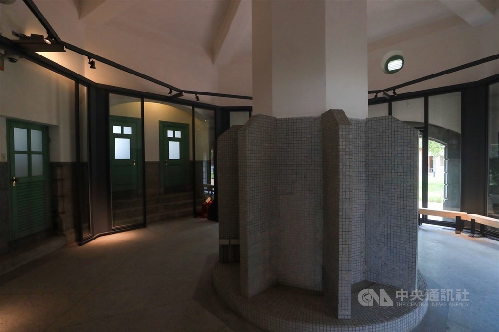 台灣博物館鐵道部園區內的國定古蹟「八角樓」,建於西元1919年,是當年鐵道部廳舍唯一男廁,建築主結構為鋼筋混凝土中空八角柱,上方有通風口,和外牆間由8根鋼筋混凝土梁相連接,宛如一把撐開的傘,8個小便斗就圍繞在八角柱周圍。中央社記者吳家昇攝 109年7月5日