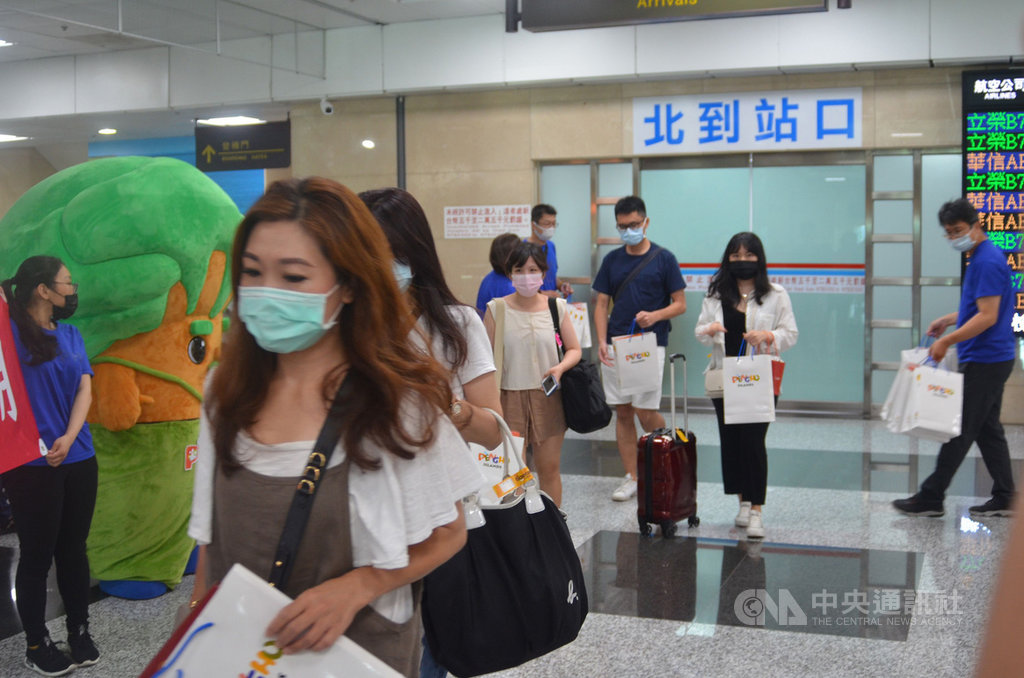 台灣虎航A320型客機5日滿載180名旅客,首航飛抵澎湖,澎湖縣政府旅遊處在出境大廳歡迎首航到訪的旅客,並致贈伴手禮。中央社 109年7月5日
