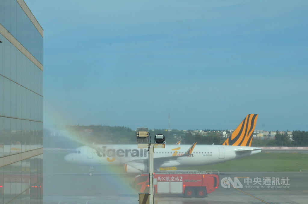 台灣虎航A320型客機5日滿載180名旅客,首航飛抵澎湖,馬公航空站出動噴水禮迎機,水霧還出現彩虹。中央社 109年7月5日