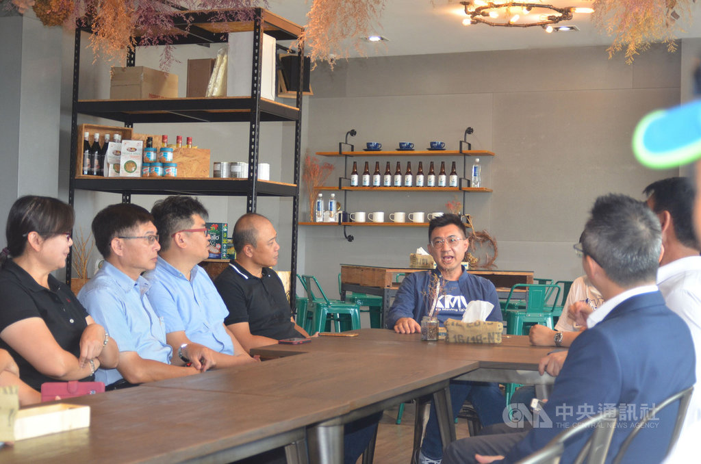 國民黨主席江啟臣(後右)5日在澎湖地區旅遊業界代表座談時表示,對於以觀光旅遊發展為重的澎湖,中央除了紓困措施外,未來還要有振興經濟計畫,國民黨在經費爭取與法案的審理都會全力支持。中央社 109年7月5日