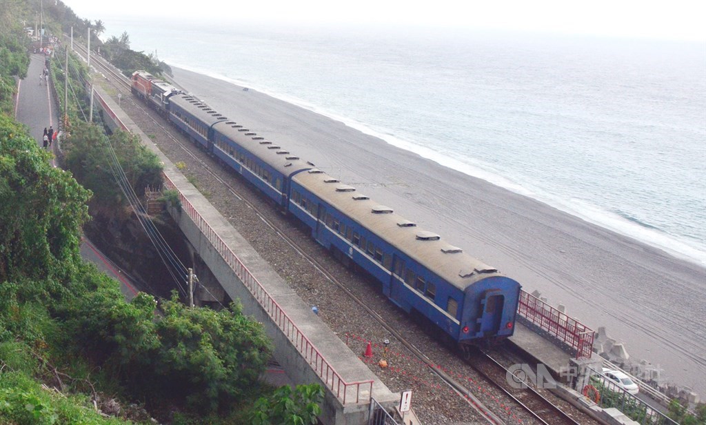 台鐵藍皮客車又被稱作解憂列車,所經南迴沿線山海風光盡收眼底,美不勝收。 中央社記者盧太城台東攝 109年6月24日