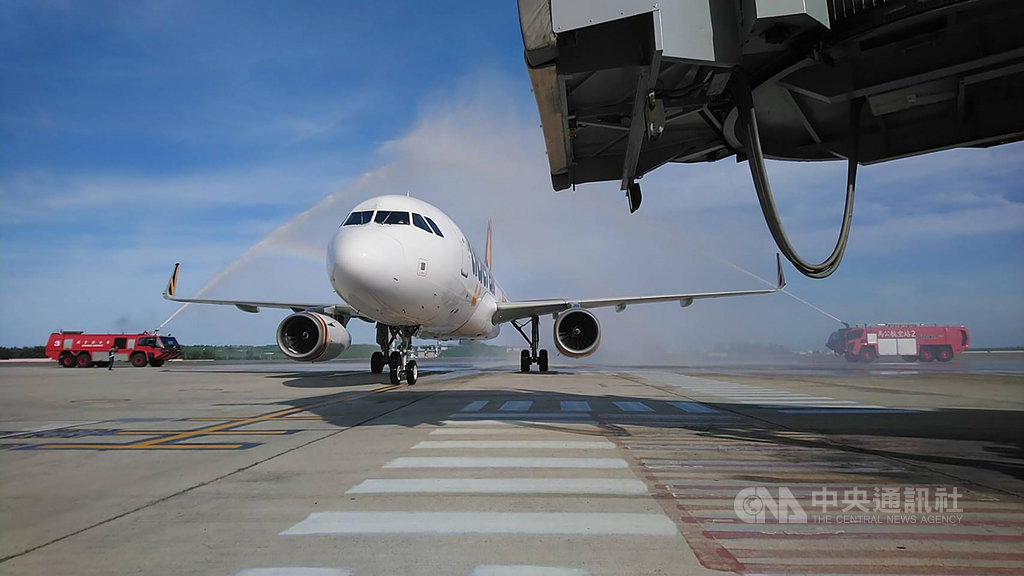 由華信航空租用台灣虎航的客機5日上午7時滿載180名旅客,由台北松山機場起飛,並於7時48分抵達澎湖,馬公航空站出動2部消防噴水車歡迎首航的虎航班機。(澎湖縣政府提供)中央社 109年7月5日