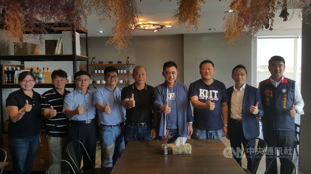 國民黨主席江啟臣(右4)在澎湖地區旅遊業界代表座談時表示,現在疫情趨緩,各項管制陸續解除,澎湖觀光旅遊便逐漸恢復昔日榮景,5日搭機時幾乎是班班客滿,就可看出觀光景氣復甦。中央社 109年7月5日