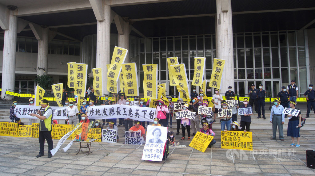 反彰化打鐵厝產業園區自救會的數十名成員5日前往彰縣府,要求縣府遵守撤銷打鐵厝產業園區承諾,成員們手持標語,並擺出「誠信之神」的牌位,象徵縣府誠信已死。中央社記者吳哲豪彰化攝 109年7月5日