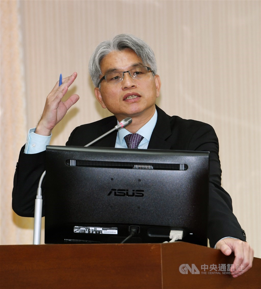 中選會前主委陳英鈐因公投案辦理缺失被監察院彈劾,移送公務員懲戒委員會,公懲會判決罰款新台幣20萬元,陳英鈐提起再審,公懲會判決駁回。(中央社檔案照片)