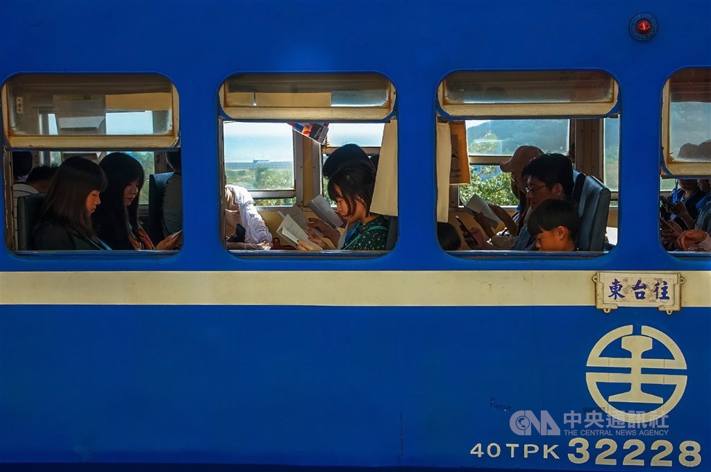 台鐵藍皮列車已有50年以上歷史,從屏東枋寮至台東沿途12站都有停靠,所經的山海風光更盡收眼底。圖為2019年南國漫讀節活動。(中央社檔案照片)