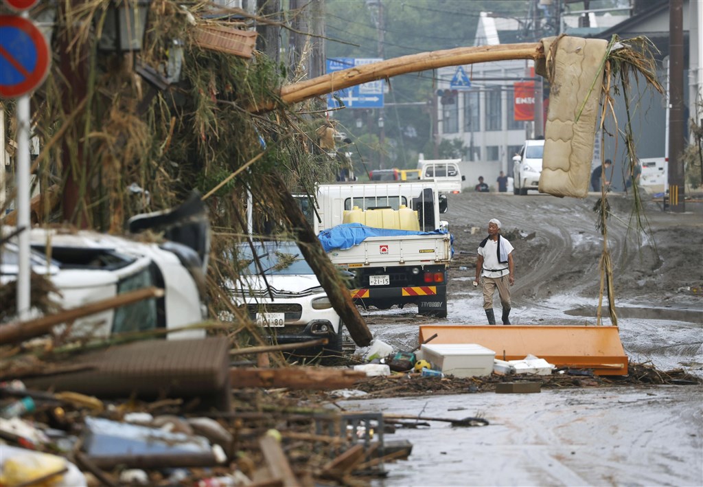 日本熊本縣4日遭大雨重創,至少16人不幸罹難。(共同社提供)