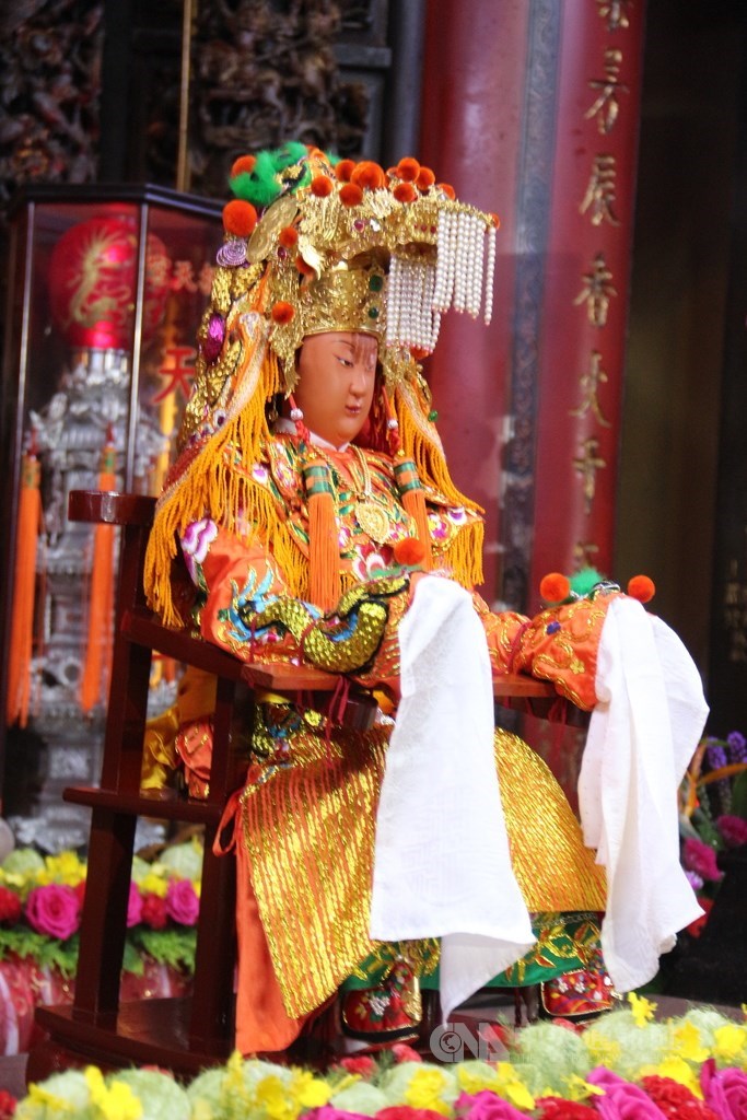 苗栗縣通霄鎮白沙屯拱天宮媽祖5日凌晨起駕出發,展開109年為期9天8夜徒步往北港朝天宮進香之旅。中央社記者管瑞平攝 109年7月5日