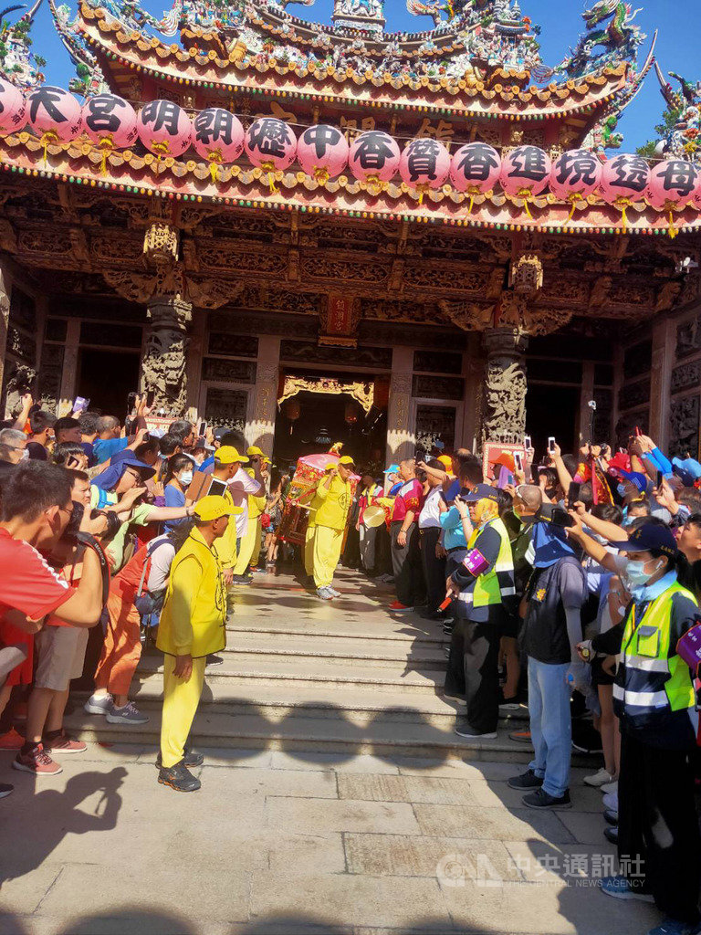 苗栗縣通霄鎮白沙屯拱天宮媽祖徒步往北港朝天宮進香,5日凌晨2時15分起駕出發,下午3時多鑾轎停駕大甲鎮瀾宮,大批信眾紛紛拿起手機記錄。(民眾提供)中央社記者郝雪卿傳真 109年7月5日