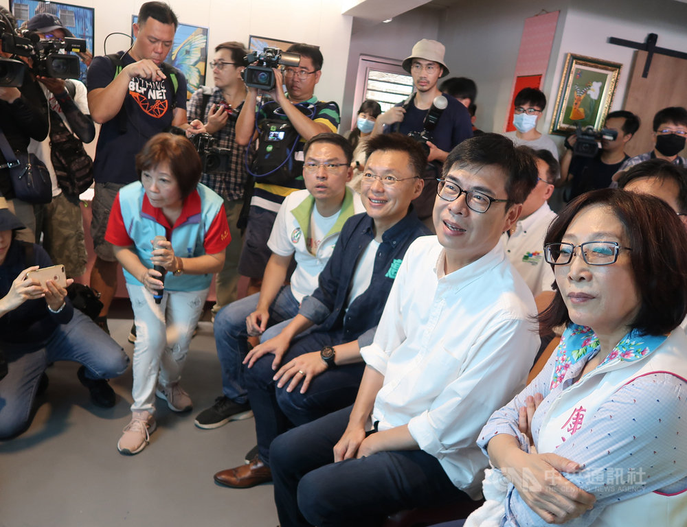 民進黨高雄市長補選參選人陳其邁(前右2)6日在市議員康裕成(前右1)等人陪同下,參訪衛武迷迷村彩繪文創藝術,並說明周邊藝術文化發展計畫。中央社記者王淑芬攝 109年7月6日