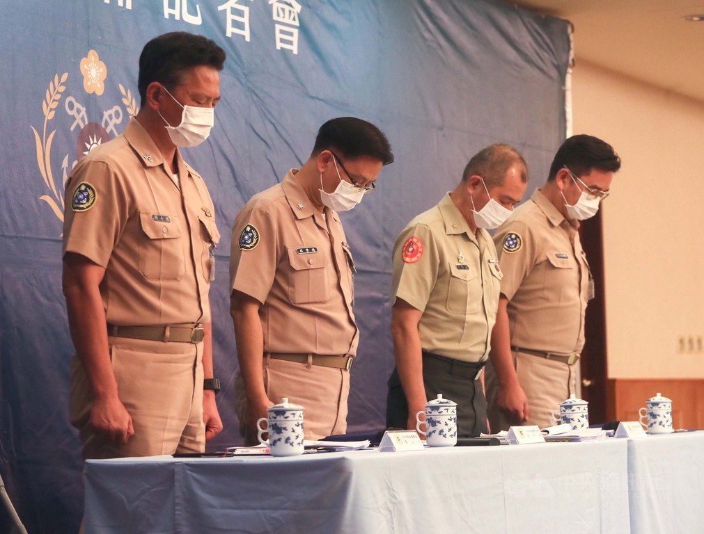 海軍司令部6日下午召開「聯合登陸作戰操演意外事件調查說明」臨時記者會,海軍司令部政戰主任孫常德(左2)等人出席,並在記者會開始前為殉職官兵默哀一分鐘。中央社記者裴禛攝 109年7月6日