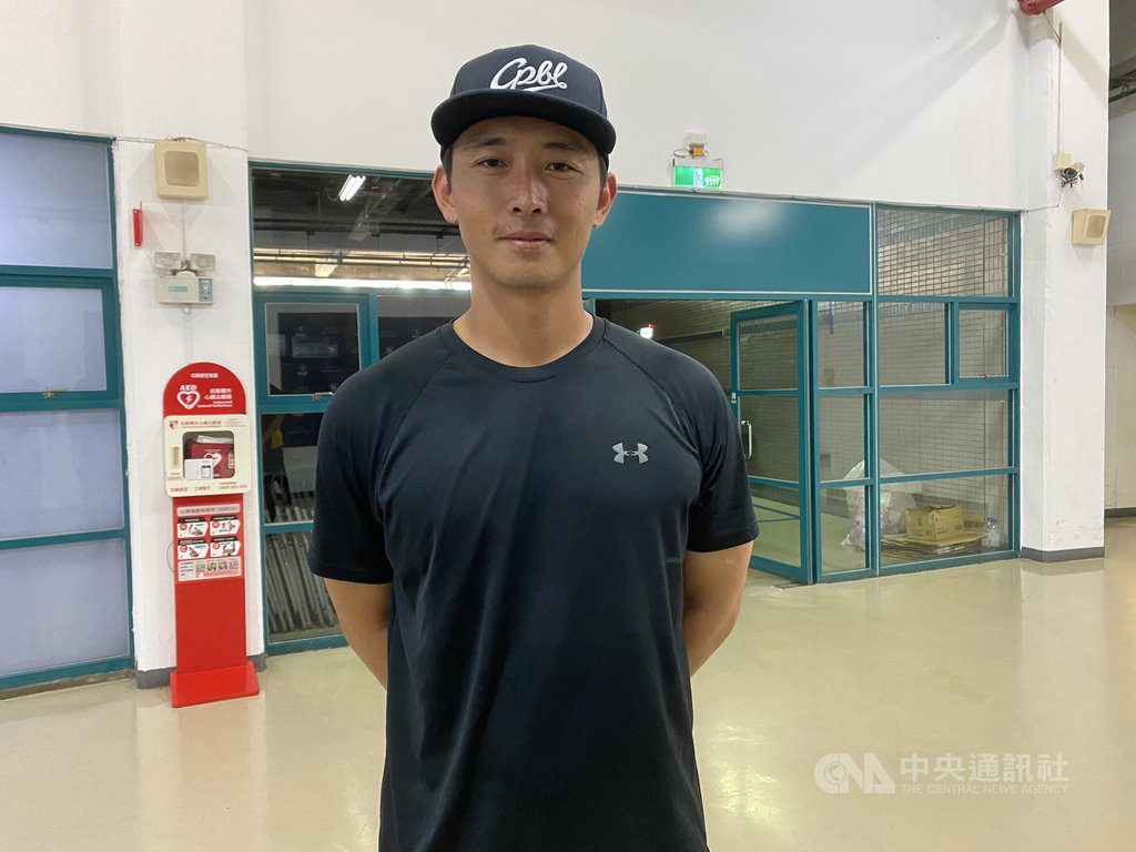 中華職棒富邦悍將目前的自行培訓選手何稟淳(圖)6日參加新人測試會,他是4分之3側投,變化球種為滑球及變速球,在美國念大學時主要是擔任後援投手,因此若能進職棒,他也希望從中繼出發;他表示,跟著悍將練球時,投手林羿豪教導很多東西,讓自己投球更順暢。中央社記者楊啟芳攝 109年7月6日