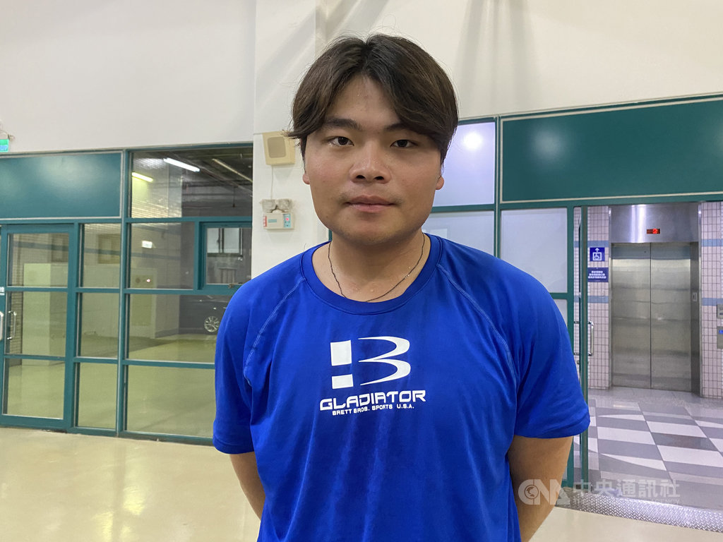 中華職棒6日在新莊棒球場舉辦新人測試會,前職棒選手翁豐堉之子翁緯喬(圖)投出146公里球速,他2018年曾參加過測試會,但未受球團青睞。翁緯喬受訪表示,經歷落選,球速進步近10公里,也得到爸爸的支持。中央社記者楊啟芳攝 109年7月6日
