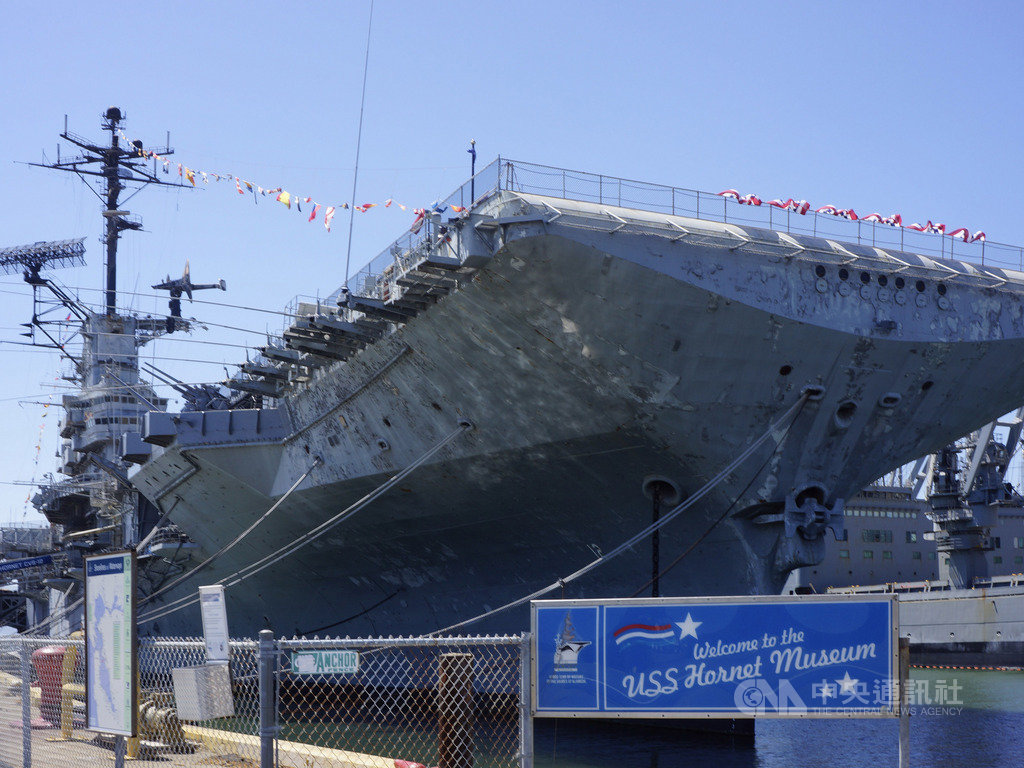 位於加州阿拉美達郡(Alameda County)的大黃蜂號(USS Hornet)航空母艦博物館自美國疫情蔓延的3月中起暫停開放,今年國慶假期只准許軍事迷在碼頭走看。中央社記者周世惠舊金山攝 109年7月6日