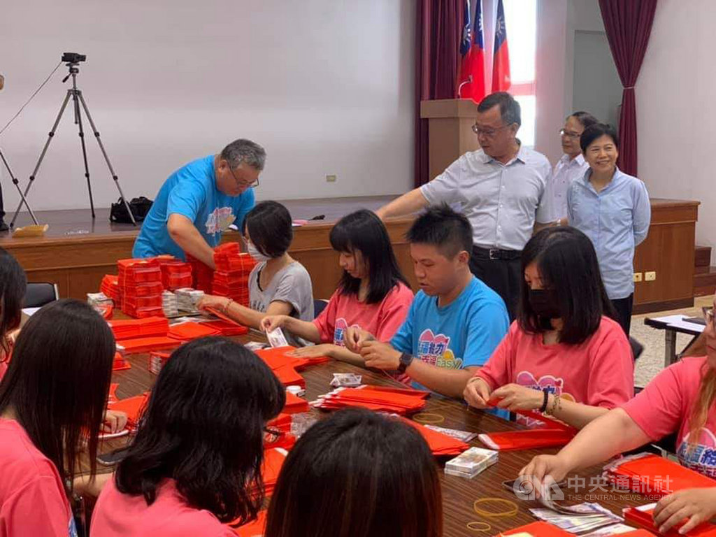 澎湖縣政府表示,為振興經濟將發放消費禮金,每人新台幣500元;凡今年6月1日前設籍澎湖的縣民,不分年齡大小都可領取,8日起在全縣各村里辦公處發放。縣府社會處6日動員大批人力在澎湖選委會大樓辦理禮金分裝作業。中央社 109年7月6日